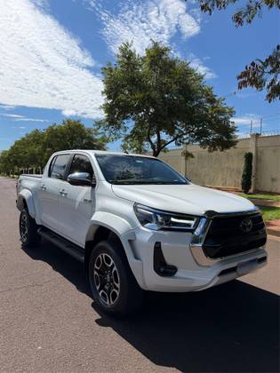 TOYOTA HILUX 2.8 D-4D TURBO DIESEL CD SRX PLUS 4X4 AUTOMÁTICO